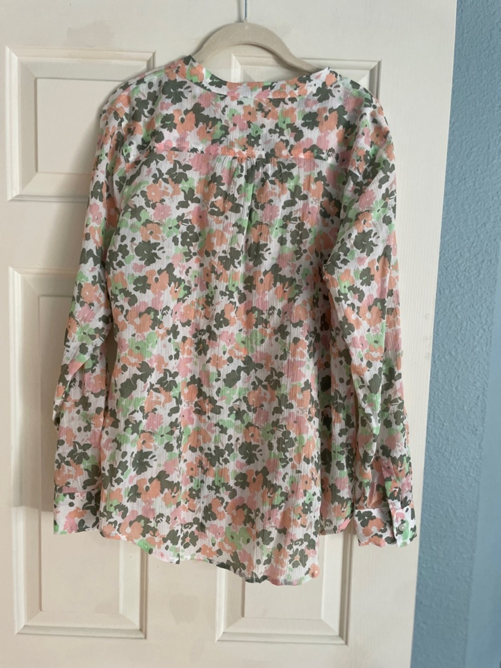 Carve designs 100% organic cotton button down top size medium - Picture 3 of 4